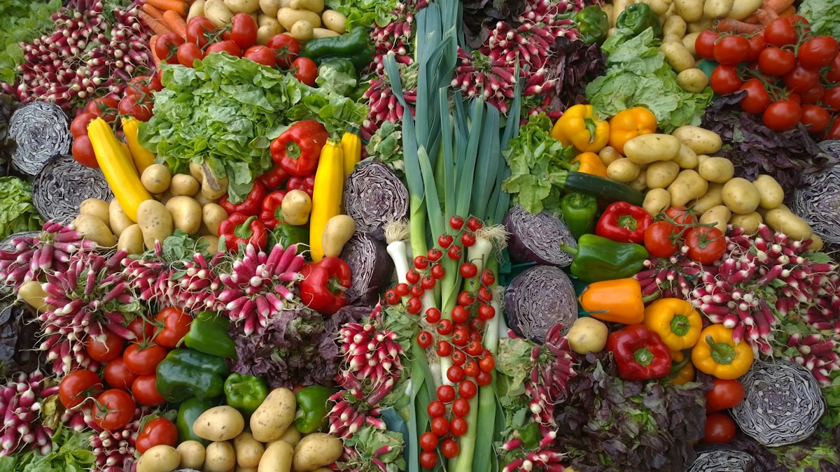 Buah dan sayuran segar penuh nutrisi
